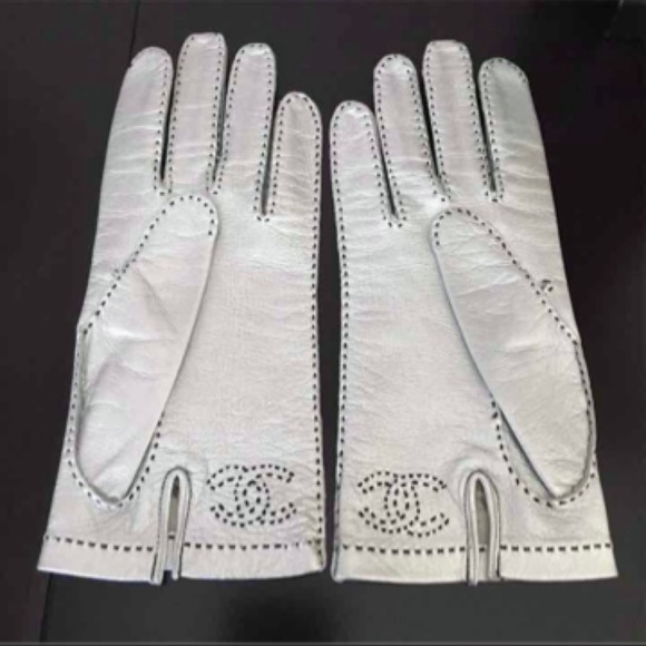 🚫SOLD🚫✨Vintage CHANEL Runway CC Logo Metallic Silver Lambskin Leather Gloves - Picture 2 of 9